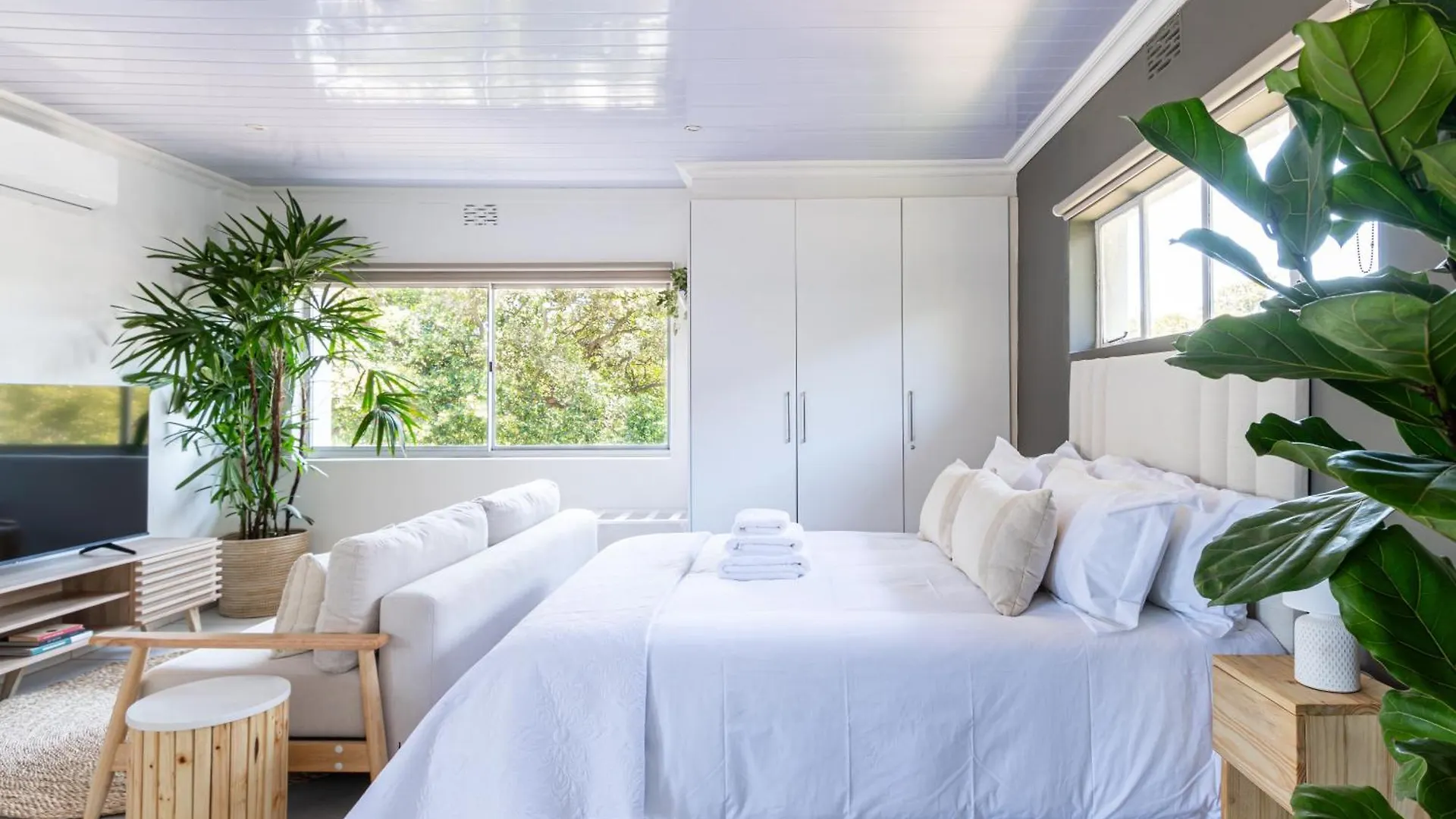 Stylish Spacious Studio Apartment Opposite Green Point Park Cape Town
