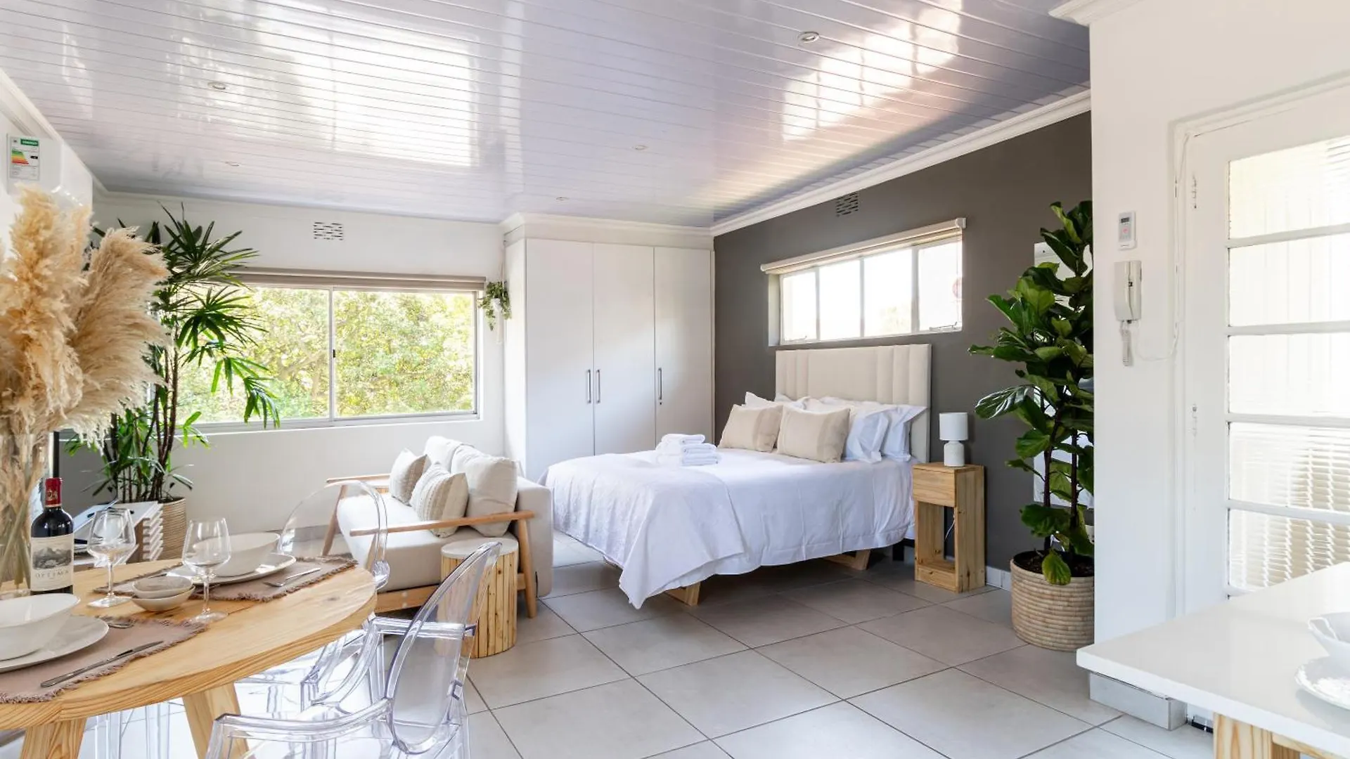 Stylish Spacious Studio Apartment Opposite Green Point Park Cape Town