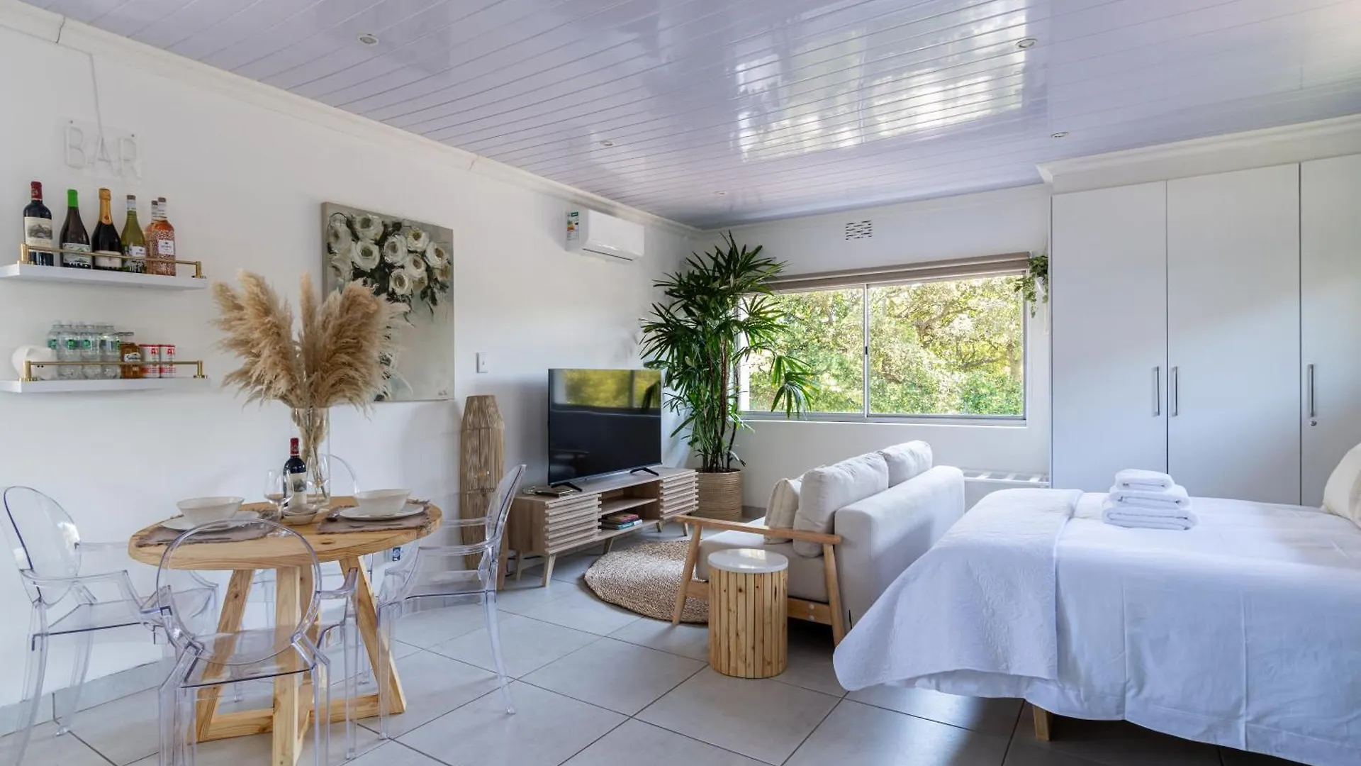 Stylish Spacious Studio Apartment Opposite Green Point Park Cape Town