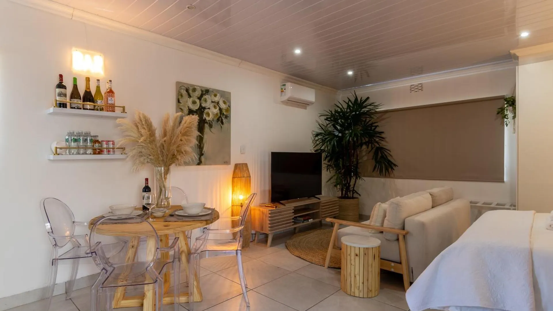 Stylish Spacious Studio Apartment Opposite Green Point Park Cape Town