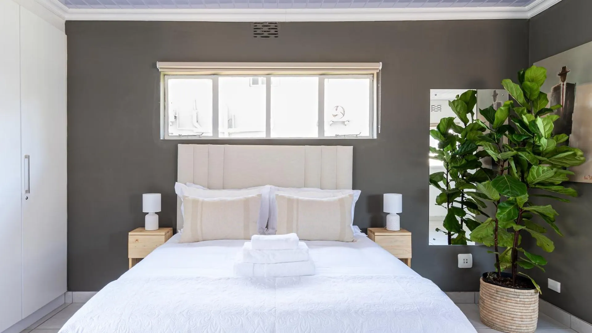 Stylish Spacious Studio Apartment Opposite Green Point Park Cape Town