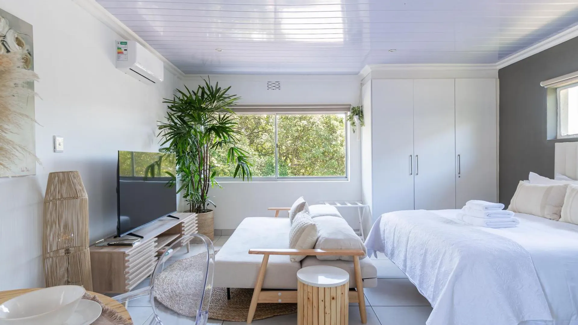 Stylish Spacious Studio Apartment Opposite Green Point Park Cape Town South Africa