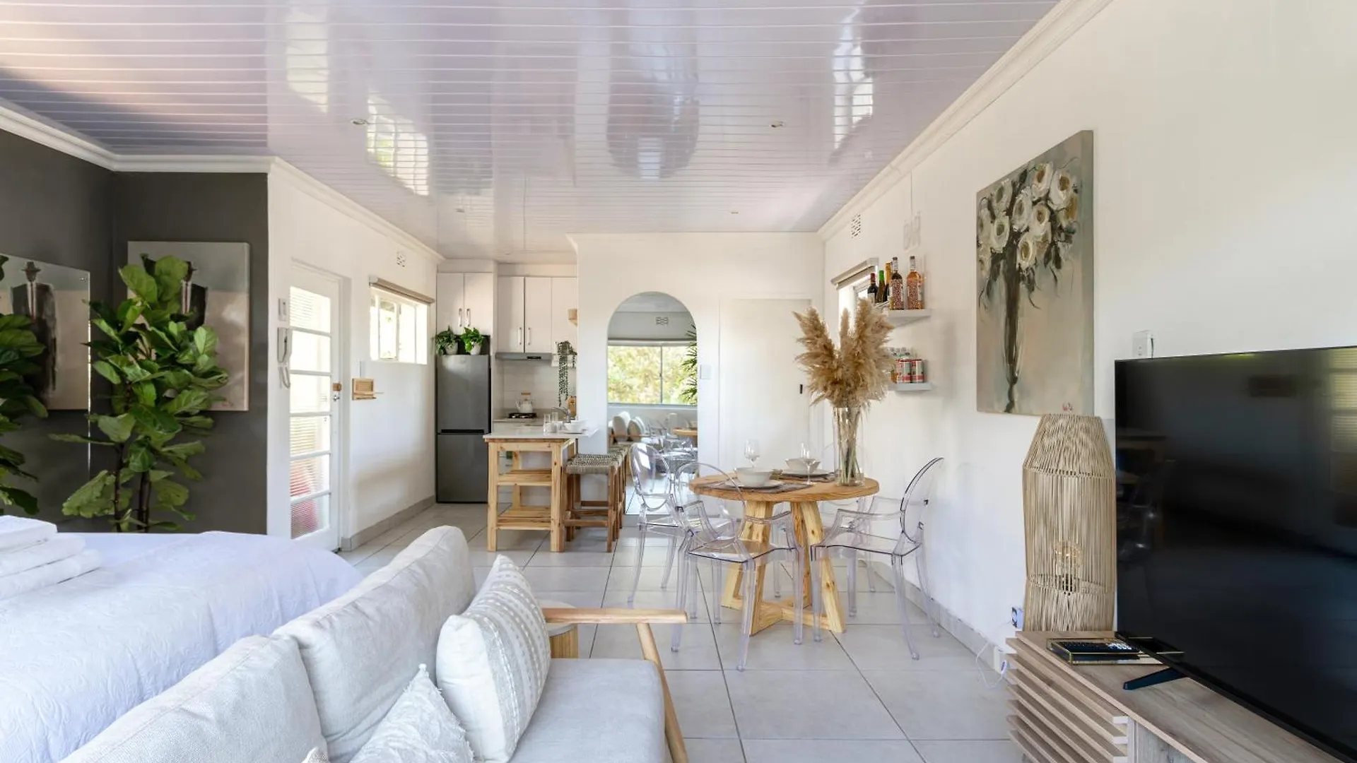 Stylish Spacious Studio Apartment Opposite Green Point Park Cape Town