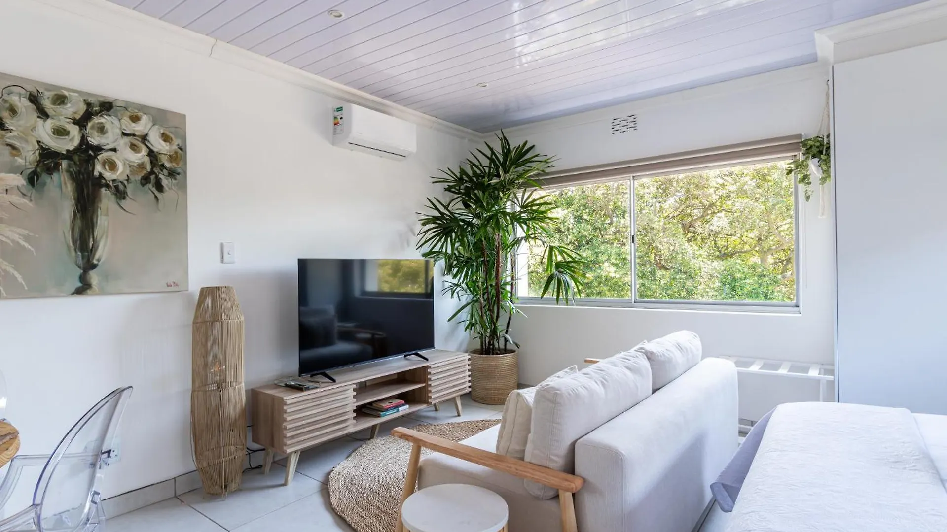Stylish Spacious Studio Apartment Opposite Green Point Park Cape Town South Africa