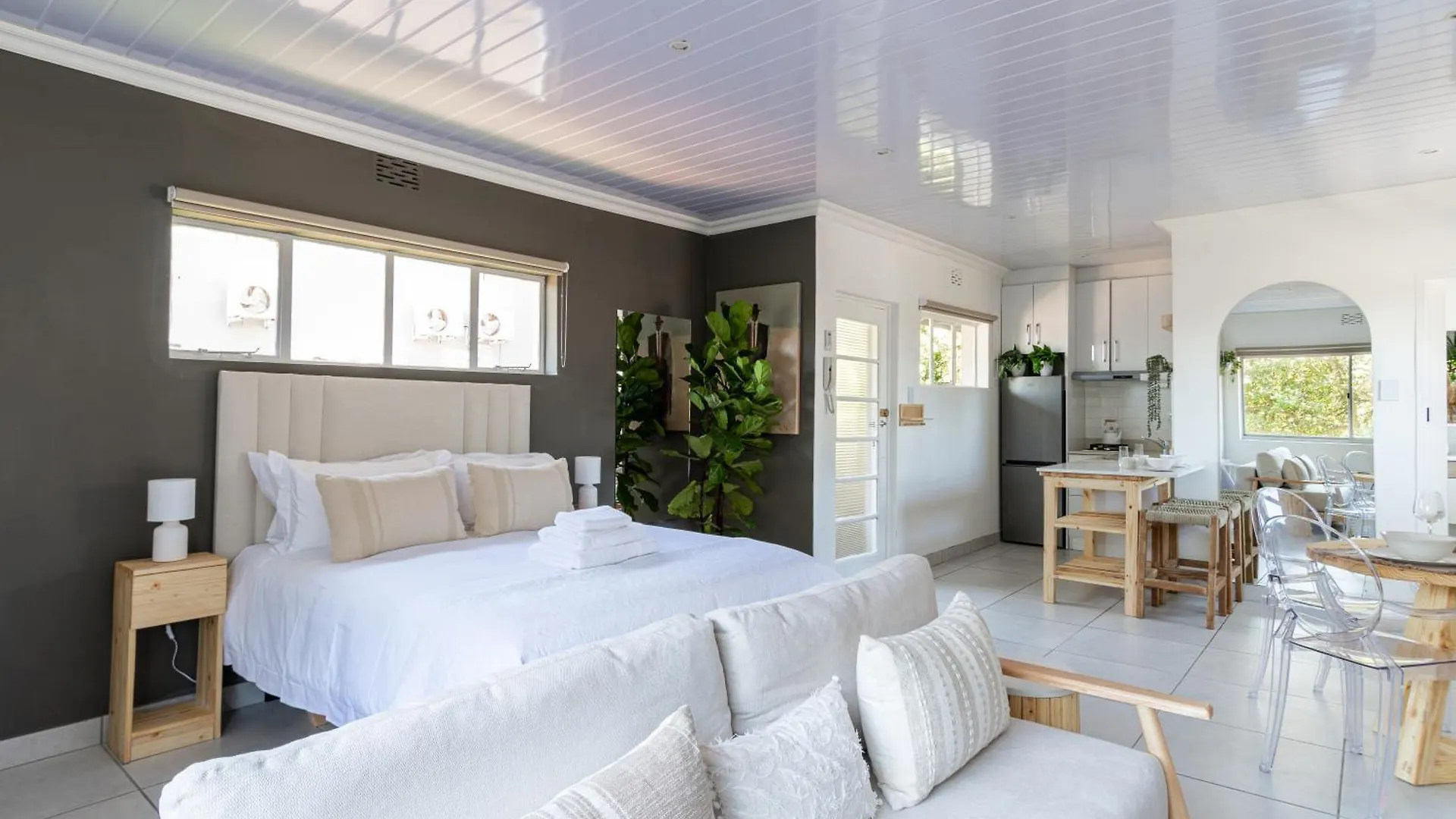 Stylish Spacious Studio Apartment Opposite Green Point Park Cape Town