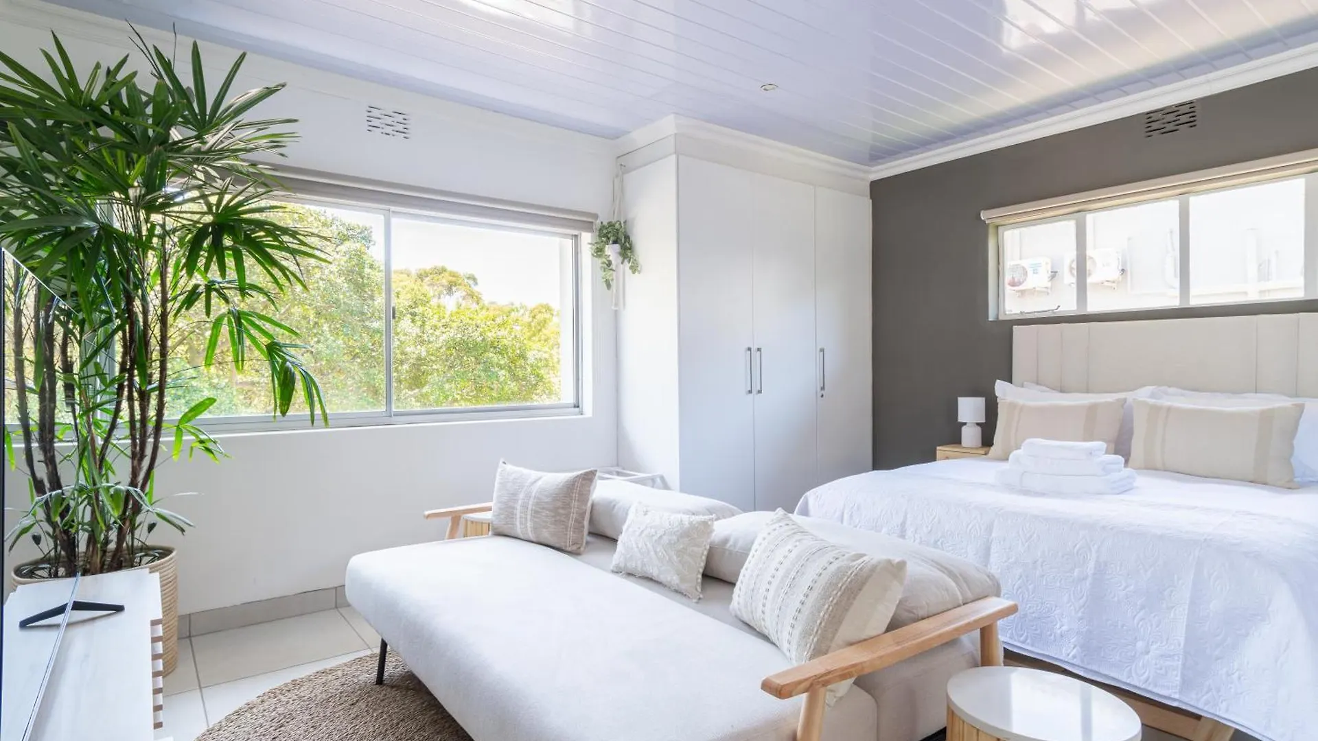 Stylish Spacious Studio Apartment Opposite Green Point Park Cape Town